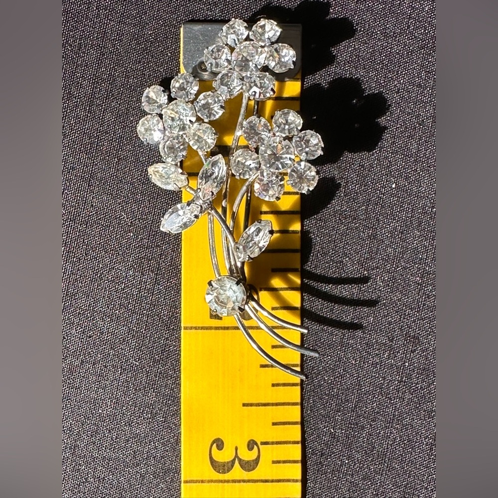 Elegant VINTAGE Silver tone Floral Brooch - Picture 5 of 6